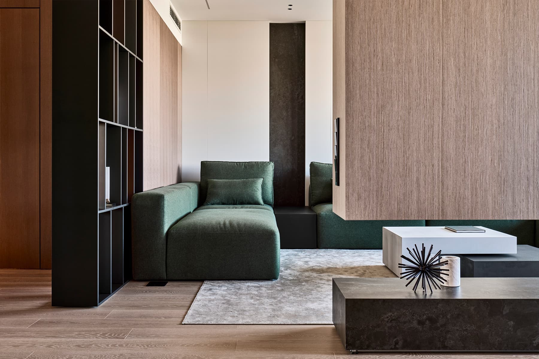 Эффектный стеллаж как центральный элемент интерьера просторной семейной квартиры — проект студии D&D design