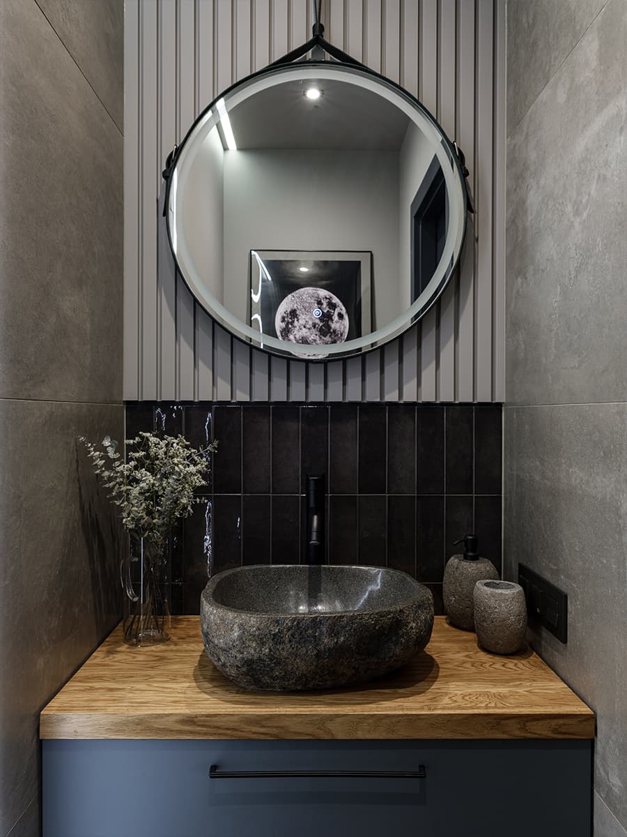 Темные оттенки и фактура дуба в интерьере квартиры с необычной перегородкой — проект Наталии Варнавской