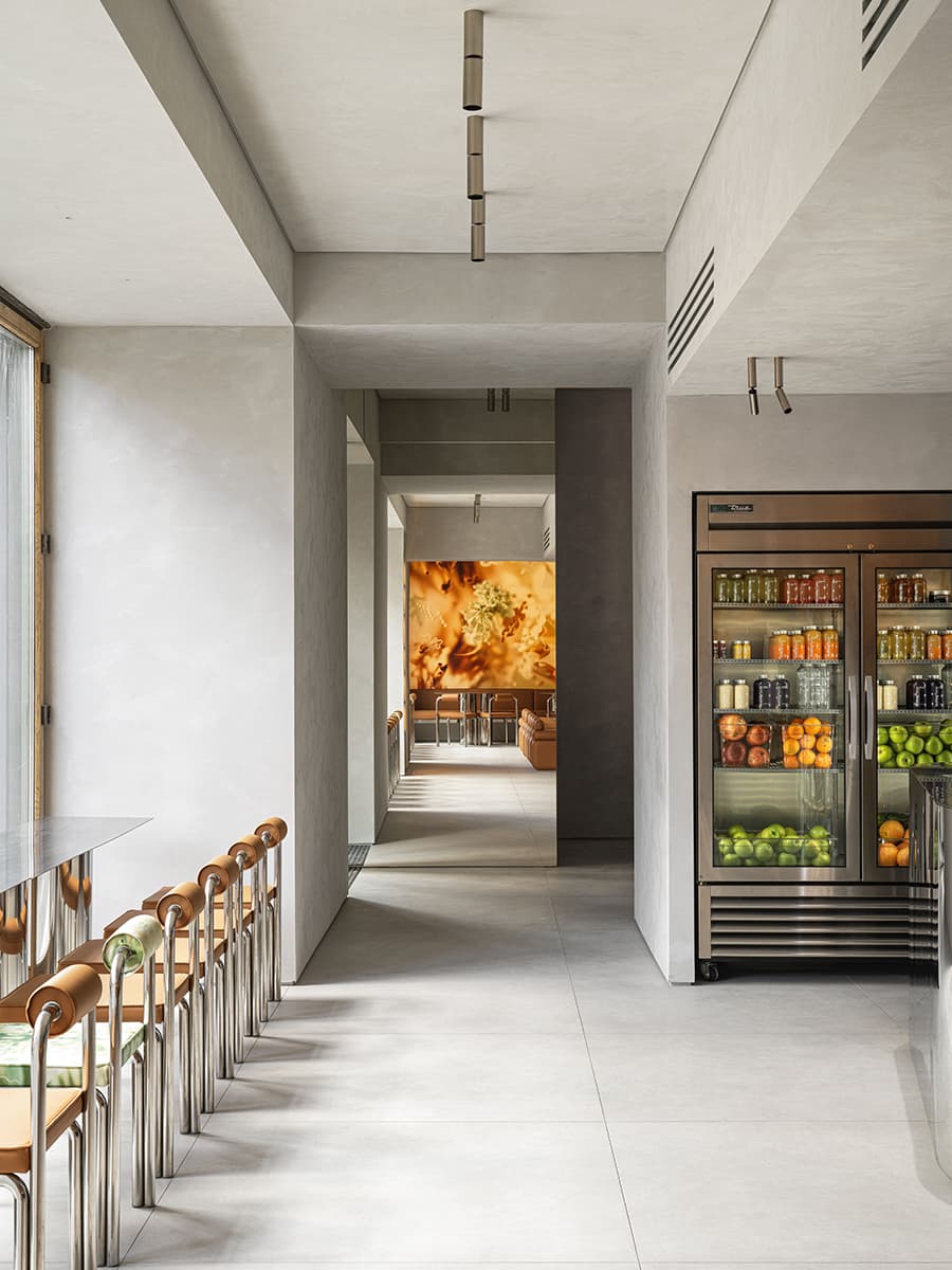 Акцентная стена в строгом интерьере сетевого кафе Nothing Fancy — проект студии EDXXKAT