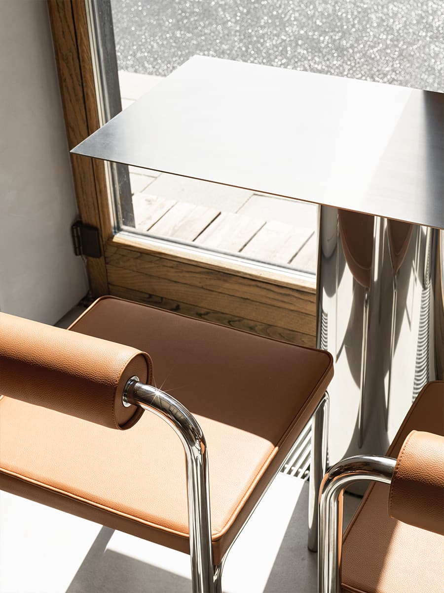 Акцентная стена в строгом интерьере сетевого кафе Nothing Fancy — проект студии EDXXKAT