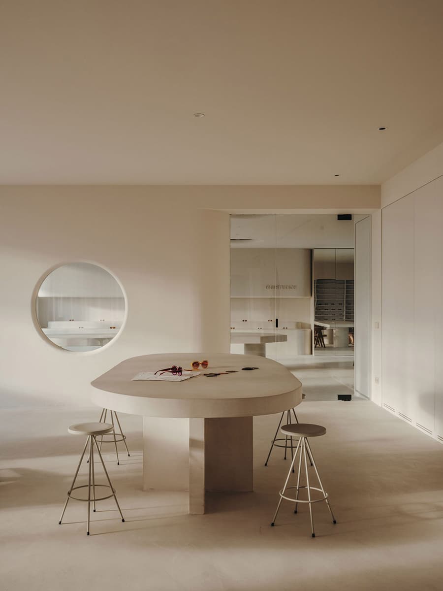 Безмятежность и безупречный предметный дизайн в интерьере офиса для бренда очков — проект Изерна Серры