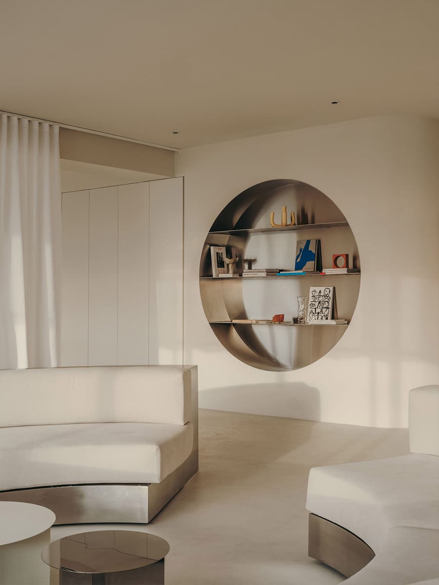 Безмятежность и безупречный предметный дизайн в интерьере офиса для бренда очков — проект Изерна Серры