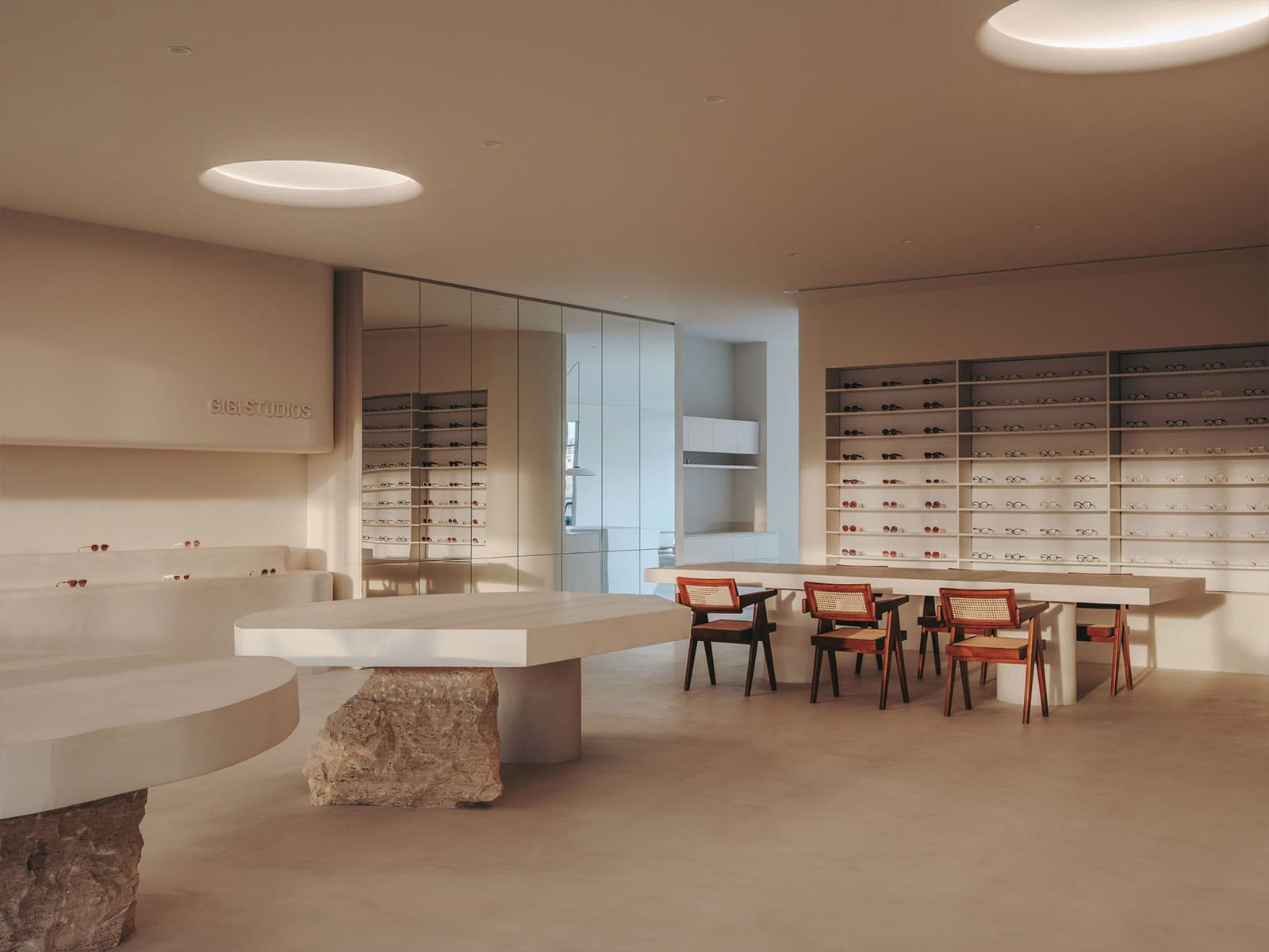 Безмятежность и безупречный предметный дизайн в интерьере офиса для бренда очков — проект Изерна Серры