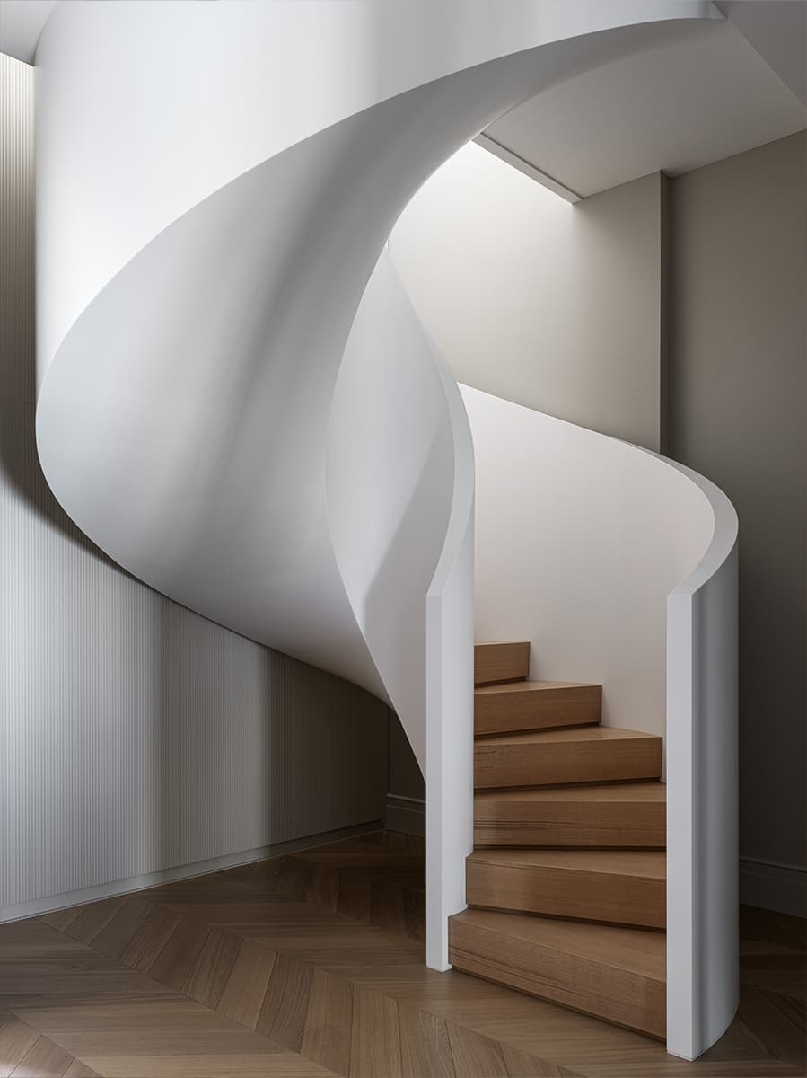 Изящество мрамора и латуни в интерьере двухуровневой квартиры — проект студии GN Design