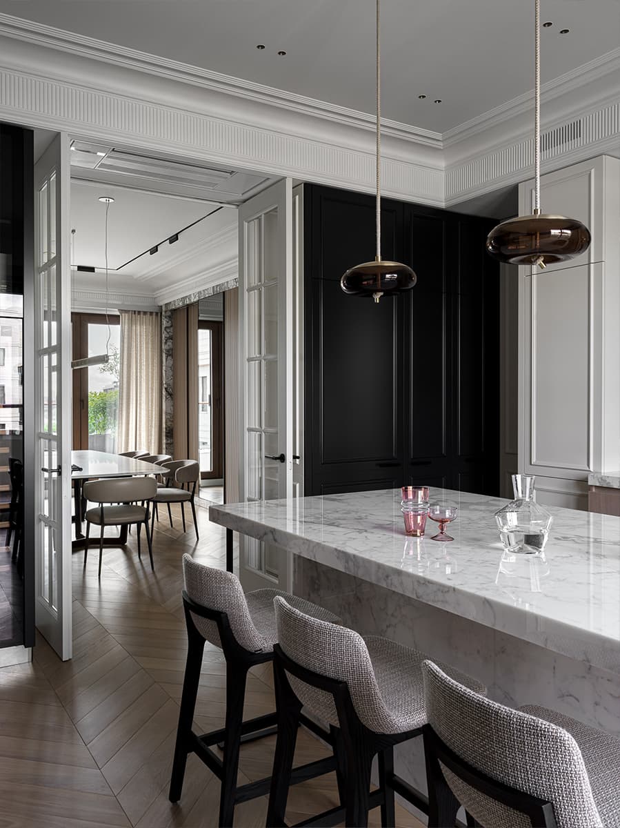 Изящество мрамора и латуни в интерьере двухуровневой квартиры — проект студии GN Design