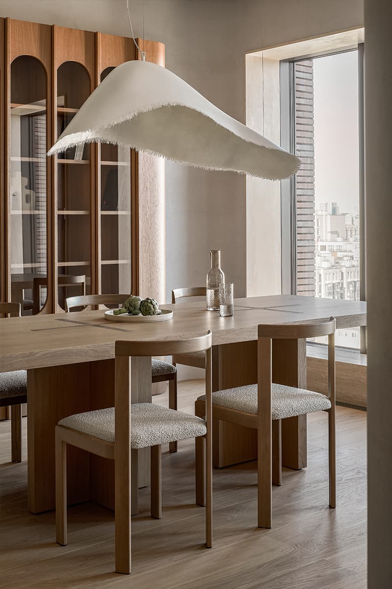 Мягкий и расслабленный интерьер уютной квартиры с тремя спальнями — проект студии ZeWorkroom