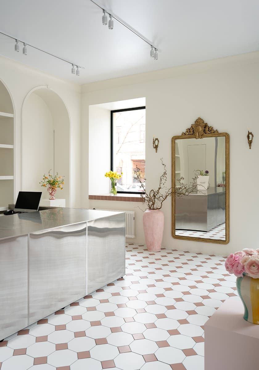 Нарядный декор и отсылки к итальянским палаццо в интерьере цветочного магазина — проект Yellow Line Studio