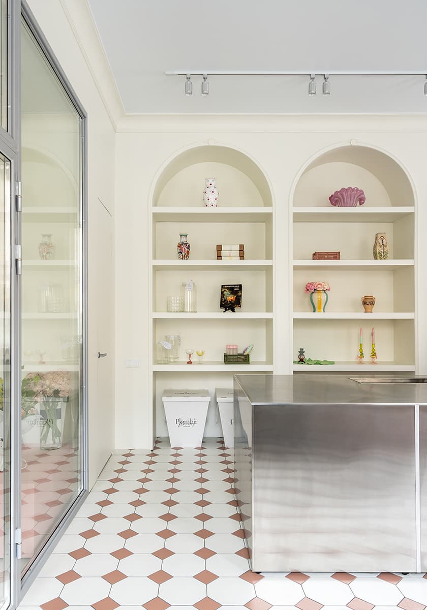 Нарядный декор и отсылки к итальянским палаццо в интерьере цветочного магазина — проект Yellow Line Studio