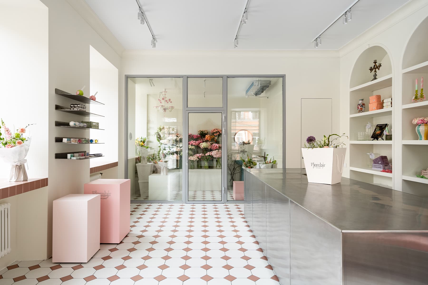 Нарядный декор и отсылки к итальянским палаццо в интерьере цветочного магазина — проект Yellow Line Studio