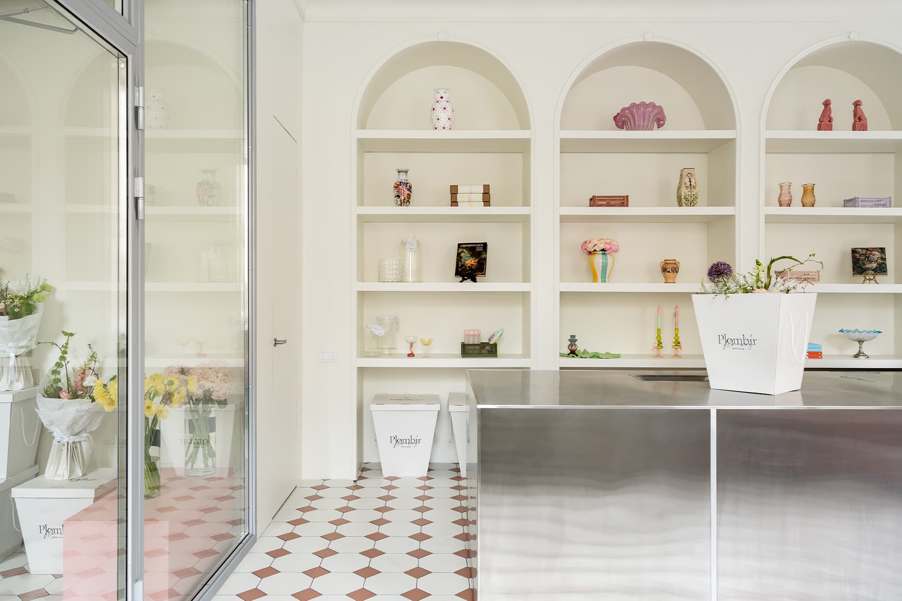 Нарядный декор и отсылки к итальянским палаццо в интерьере цветочного магазина — проект Yellow Line Studio