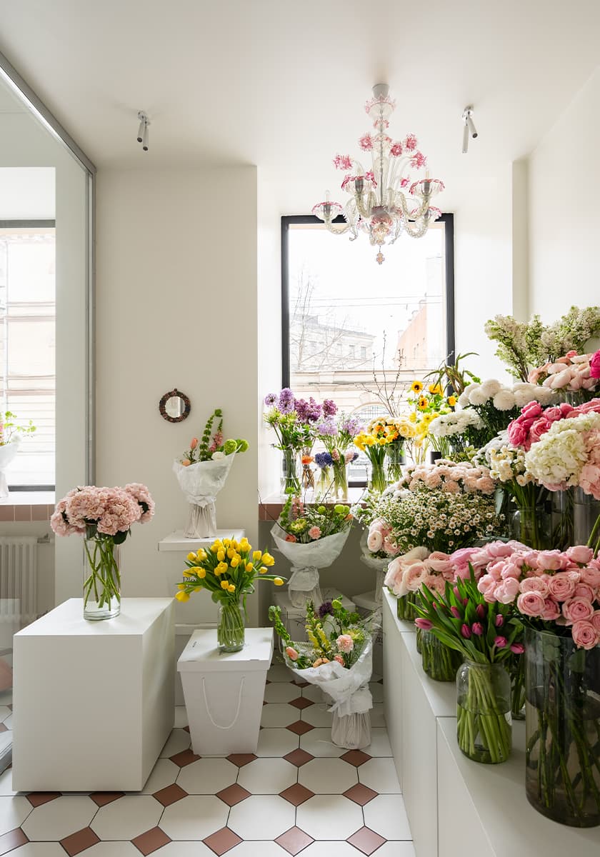 Нарядный декор и отсылки к итальянским палаццо в интерьере цветочного магазина — проект Yellow Line Studio