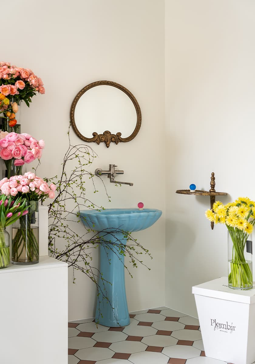 Нарядный декор и отсылки к итальянским палаццо в интерьере цветочного магазина — проект Yellow Line Studio