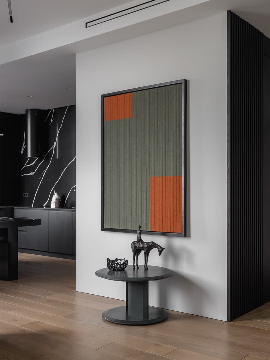 Контрасты и аккуратная графика в интерьере уютной квартиры для холостяка — проект Дарьи Пиковой