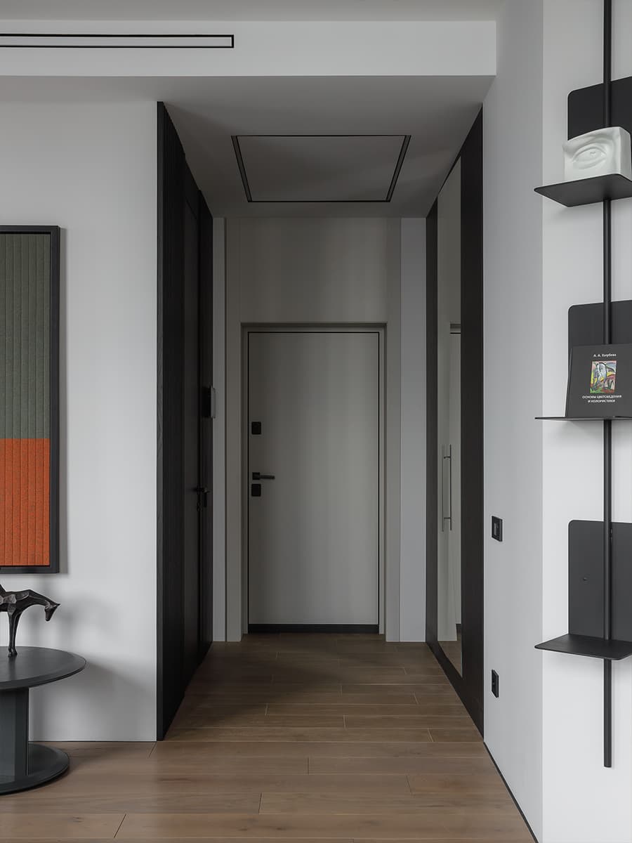 Контрасты и аккуратная графика в интерьере уютной квартиры для холостяка — проект Дарьи Пиковой