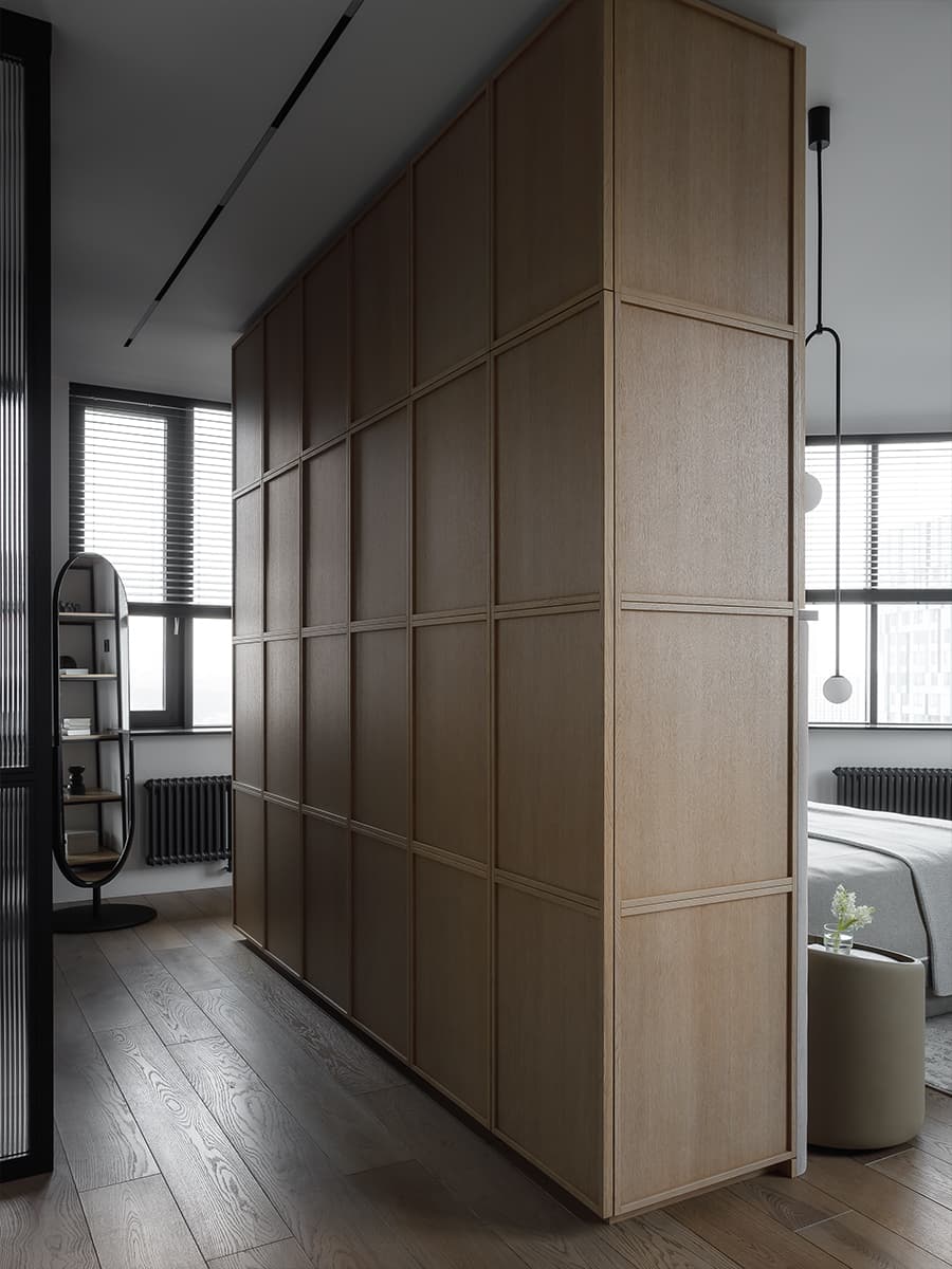 Контрасты и аккуратная графика в интерьере уютной квартиры для холостяка — проект Дарьи Пиковой