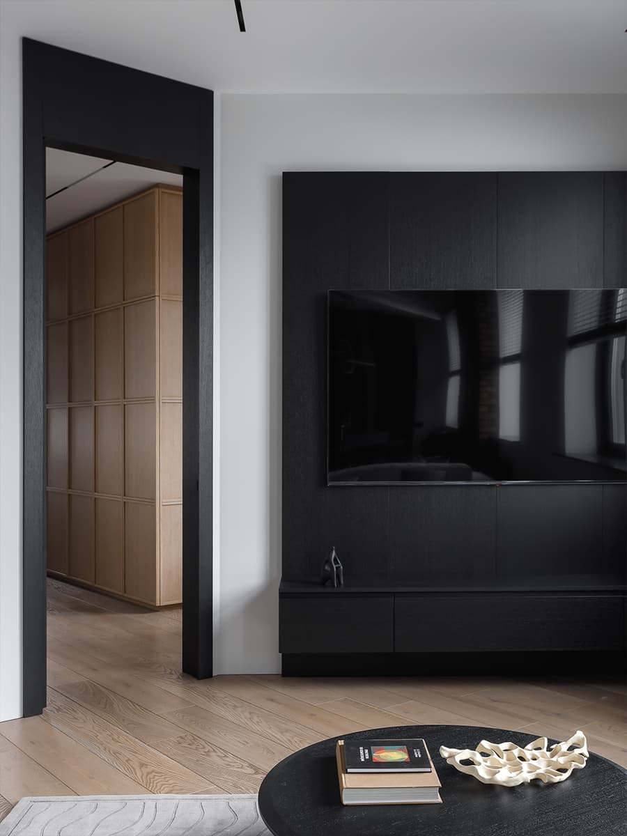 Контрасты и аккуратная графика в интерьере уютной квартиры для холостяка — проект Дарьи Пиковой