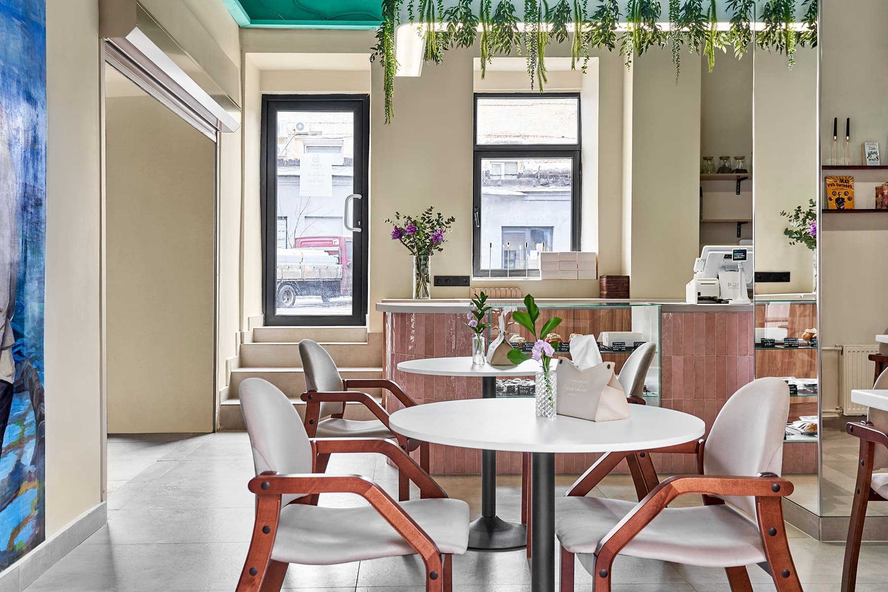 Яркий молодежный интерьер пекарни с корейским характером — проект Анастасии Давиденко