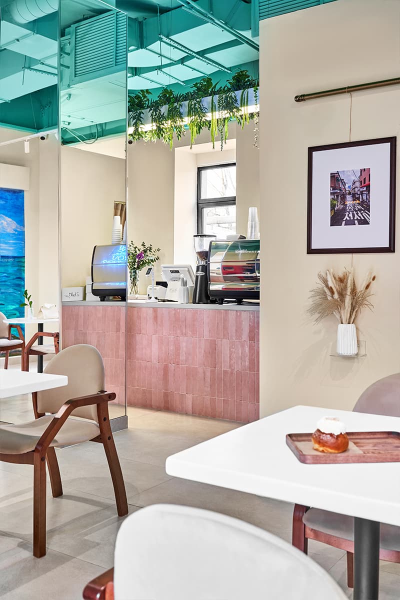 Яркий молодежный интерьер пекарни с корейским характером — проект Анастасии Давиденко