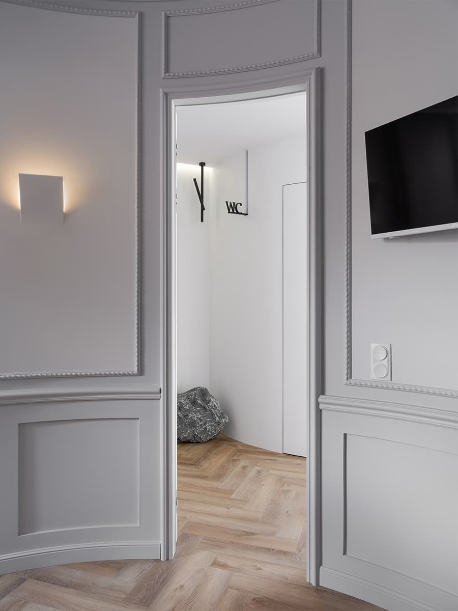 Светлый интерьер премиального салона красоты с оригинальными зеркалами — проект Юлии Пасько