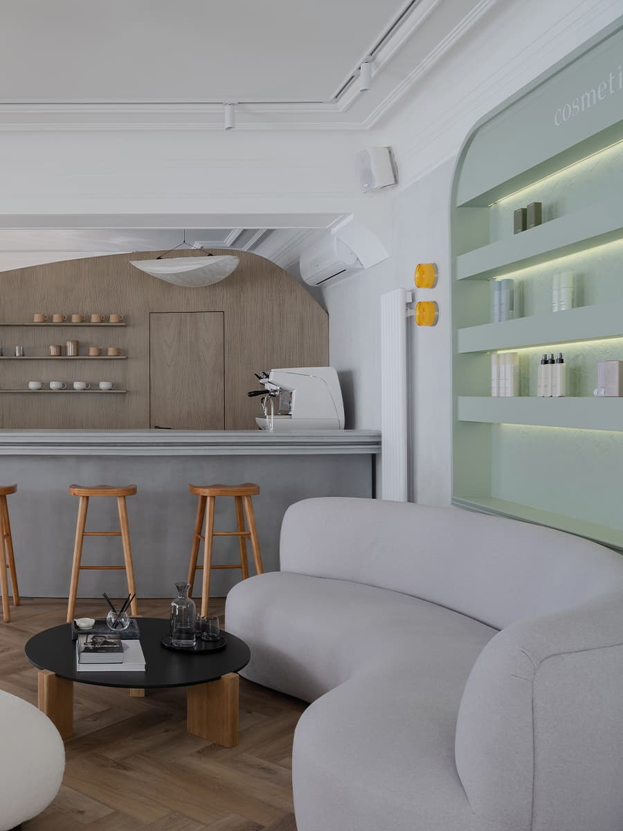 Светлый интерьер премиального салона красоты с оригинальными зеркалами — проект Юлии Пасько
