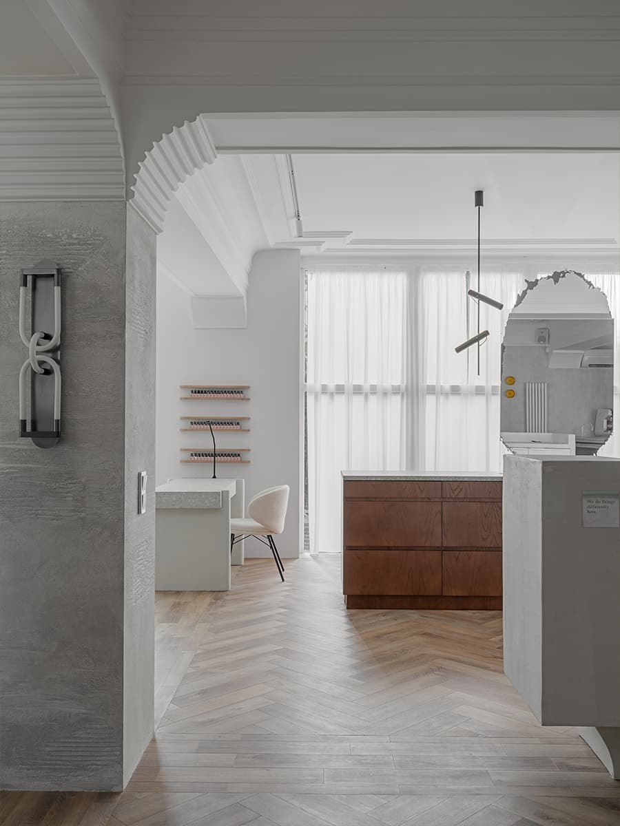 Светлый интерьер премиального салона красоты с оригинальными зеркалами — проект Юлии Пасько