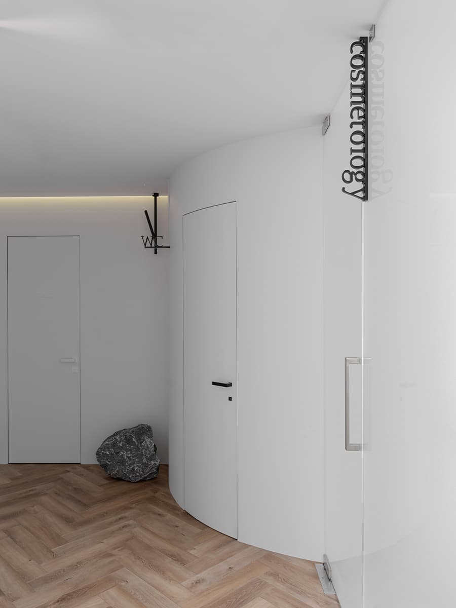 Светлый интерьер премиального салона красоты с оригинальными зеркалами — проект Юлии Пасько