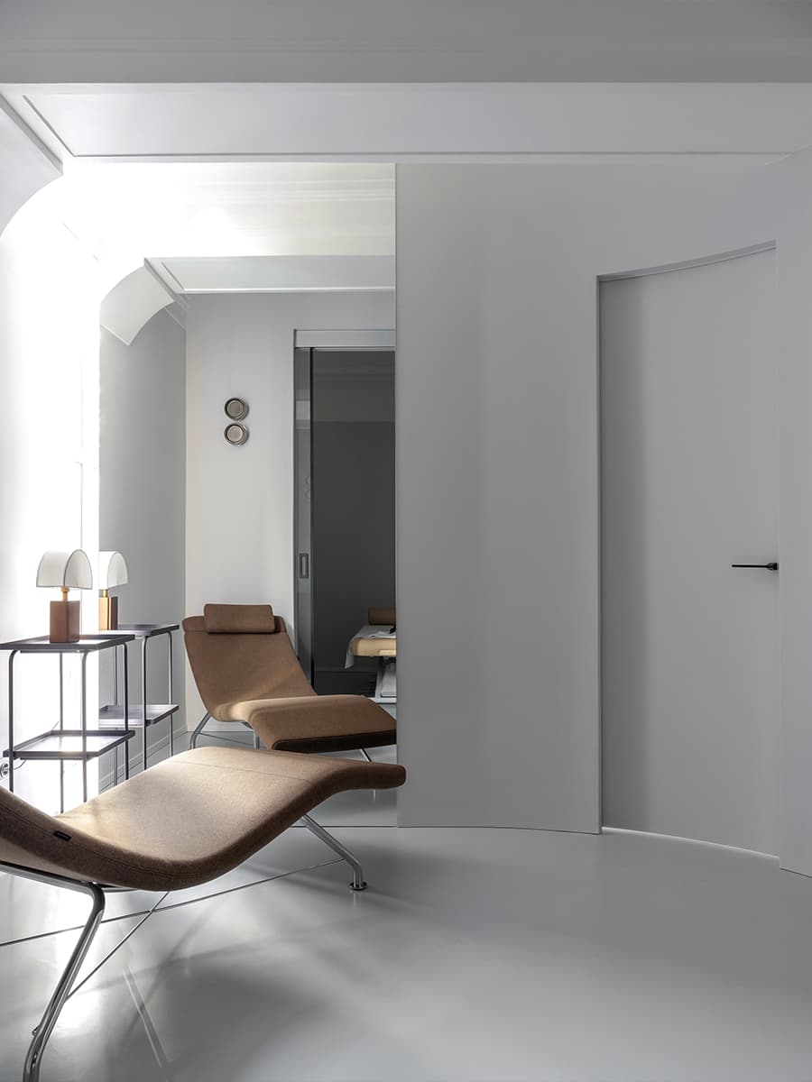 Светлый интерьер премиального салона красоты с оригинальными зеркалами — проект Юлии Пасько