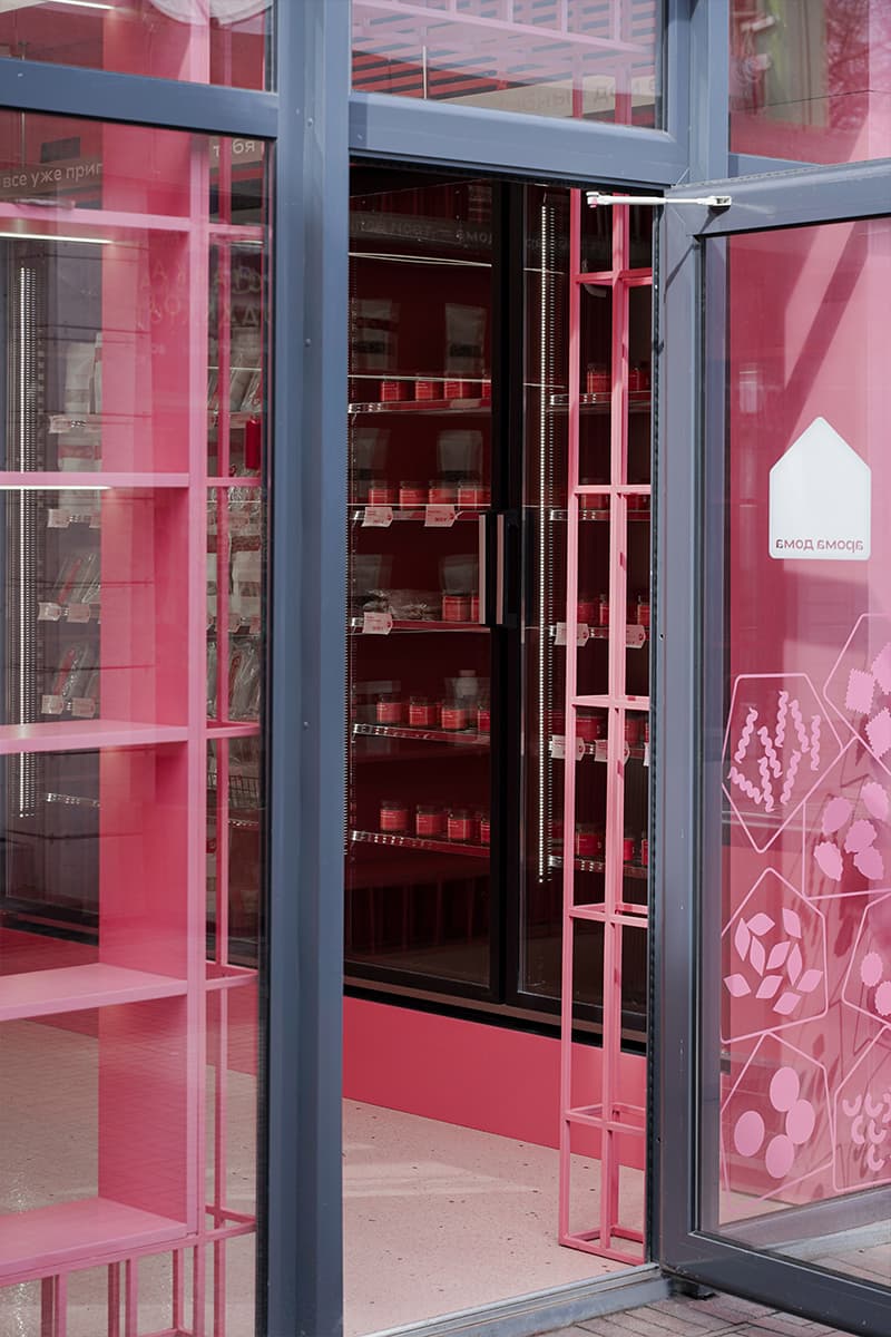 Бескомпромиссный розовый интерьер маленького магазина продуктов в Крыму — проект SARAKULA INTERIORS