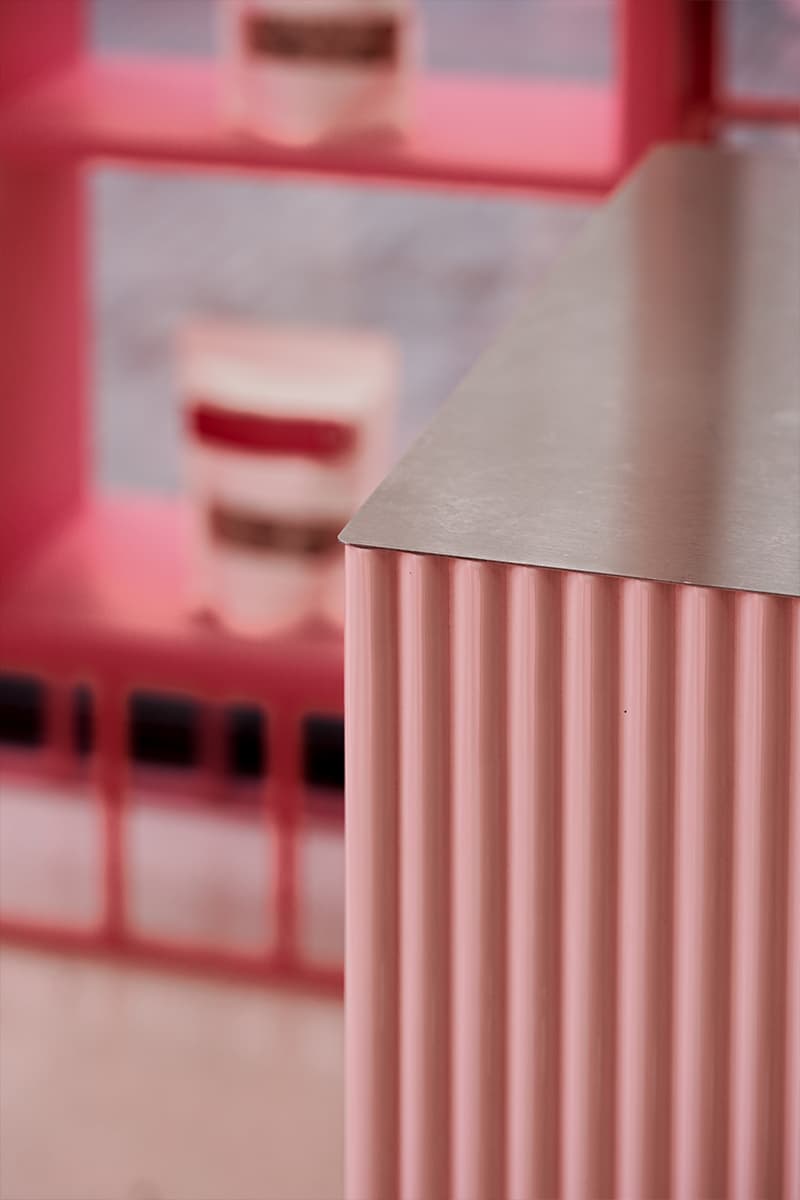 Бескомпромиссный розовый интерьер маленького магазина продуктов в Крыму — проект SARAKULA INTERIORS