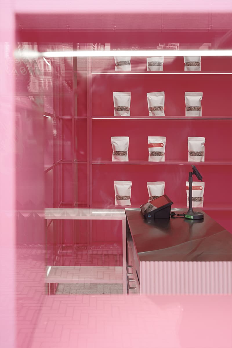 Бескомпромиссный розовый интерьер маленького магазина продуктов в Крыму — проект SARAKULA INTERIORS