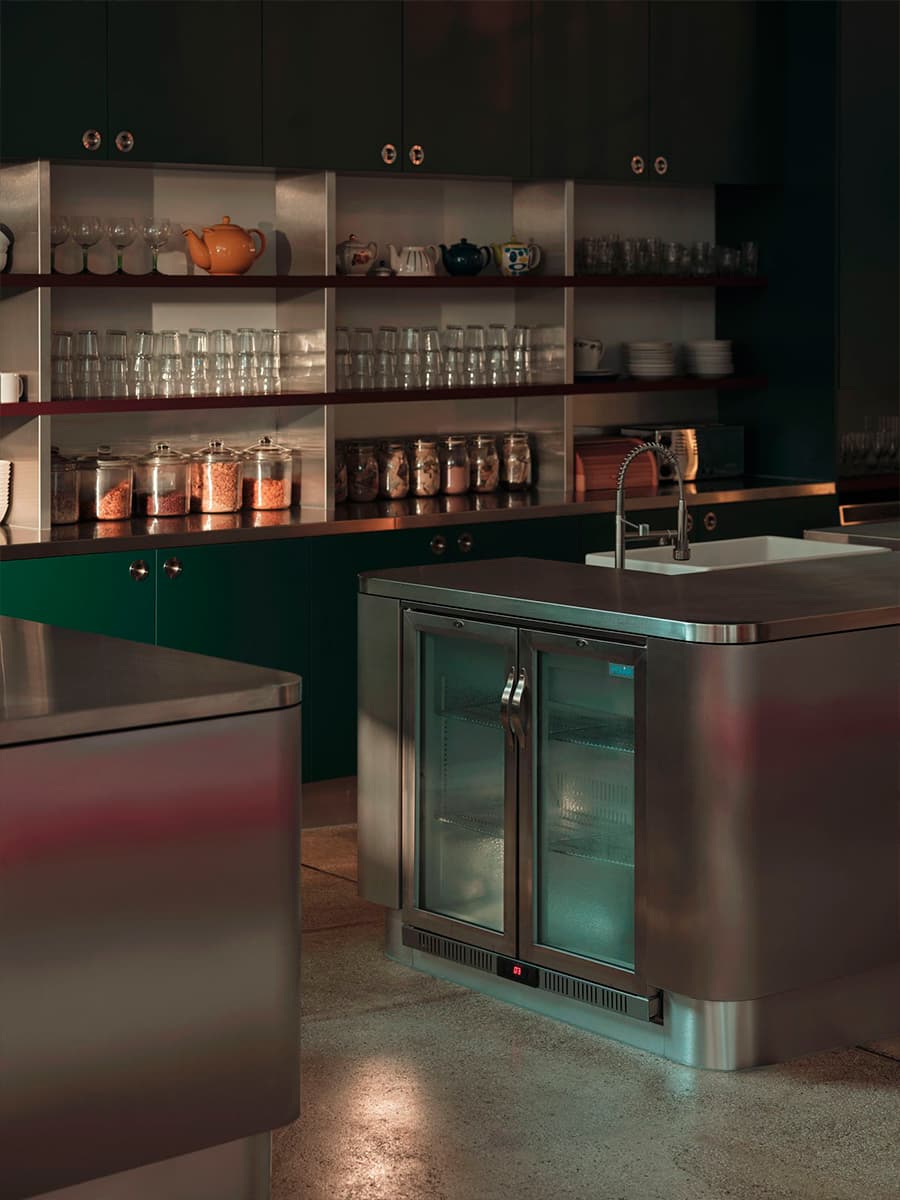 Ода театральности в обволакивающем интерьере лондонской штаб-квартиры креативного агентства — проект студии Holloway Li