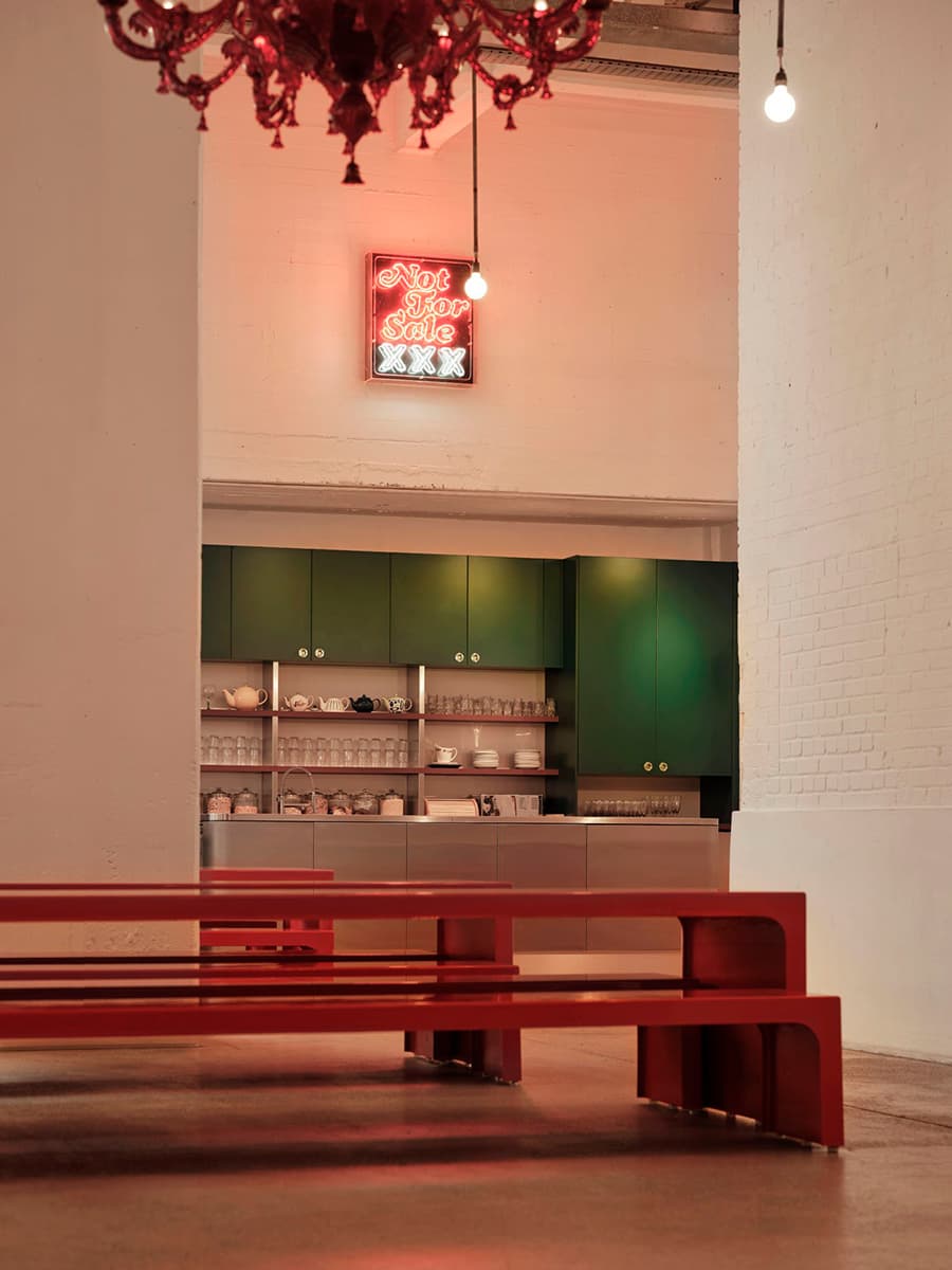 Ода театральности в обволакивающем интерьере лондонской штаб-квартиры креативного агентства — проект студии Holloway Li