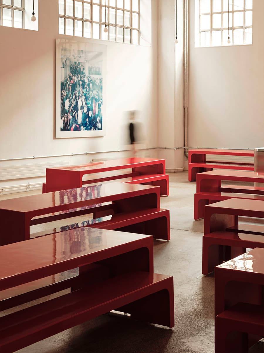 Ода театральности в обволакивающем интерьере лондонской штаб-квартиры креативного агентства — проект студии Holloway Li