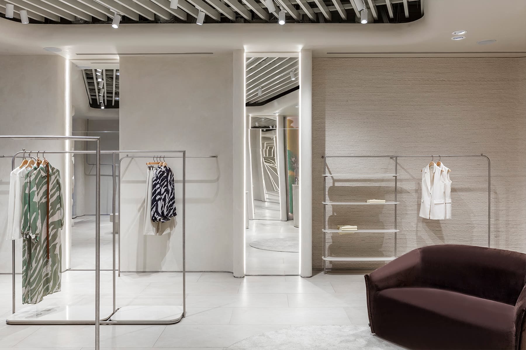 Природные краски и теплые фактуры в интерьере магазина одежды — проект Sinitsa Buro