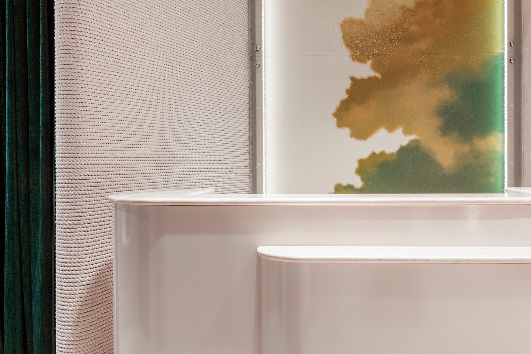 Природные краски и теплые фактуры в интерьере магазина одежды — проект Sinitsa Buro