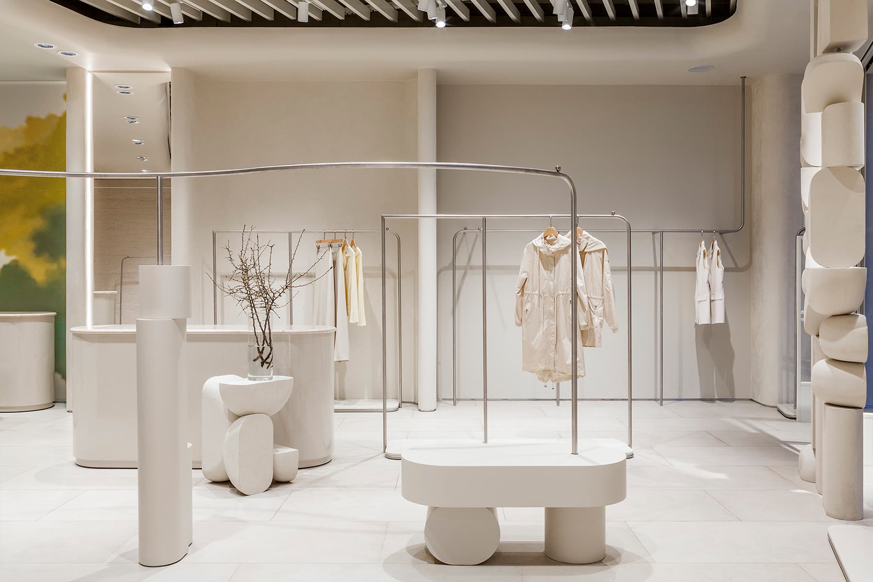 Природные краски и теплые фактуры в интерьере магазина одежды — проект Sinitsa Buro