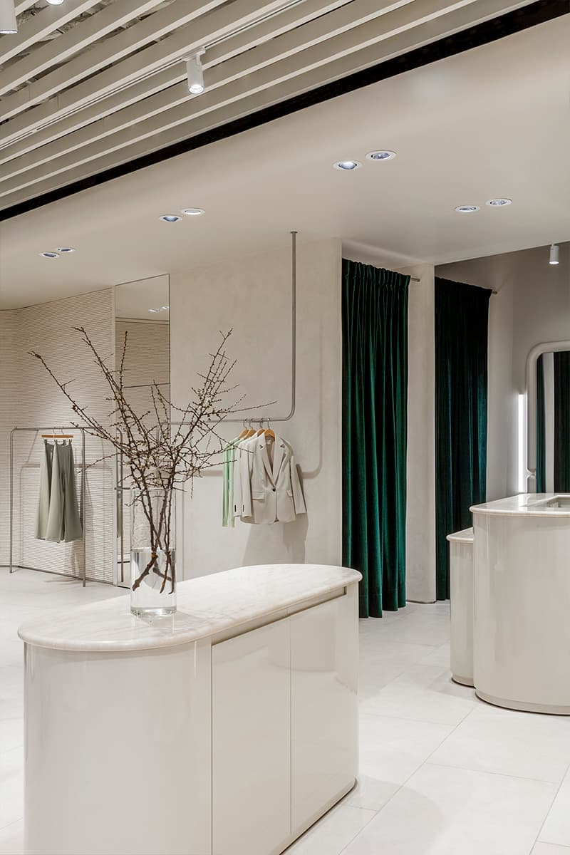 Природные краски и теплые фактуры в интерьере магазина одежды — проект Sinitsa Buro