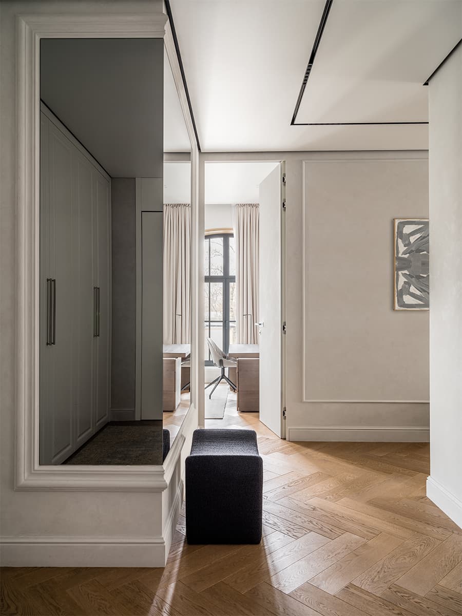 Парадный интерьер большой квартиры с арочными окнами — проект Натальи и Антона Петровых