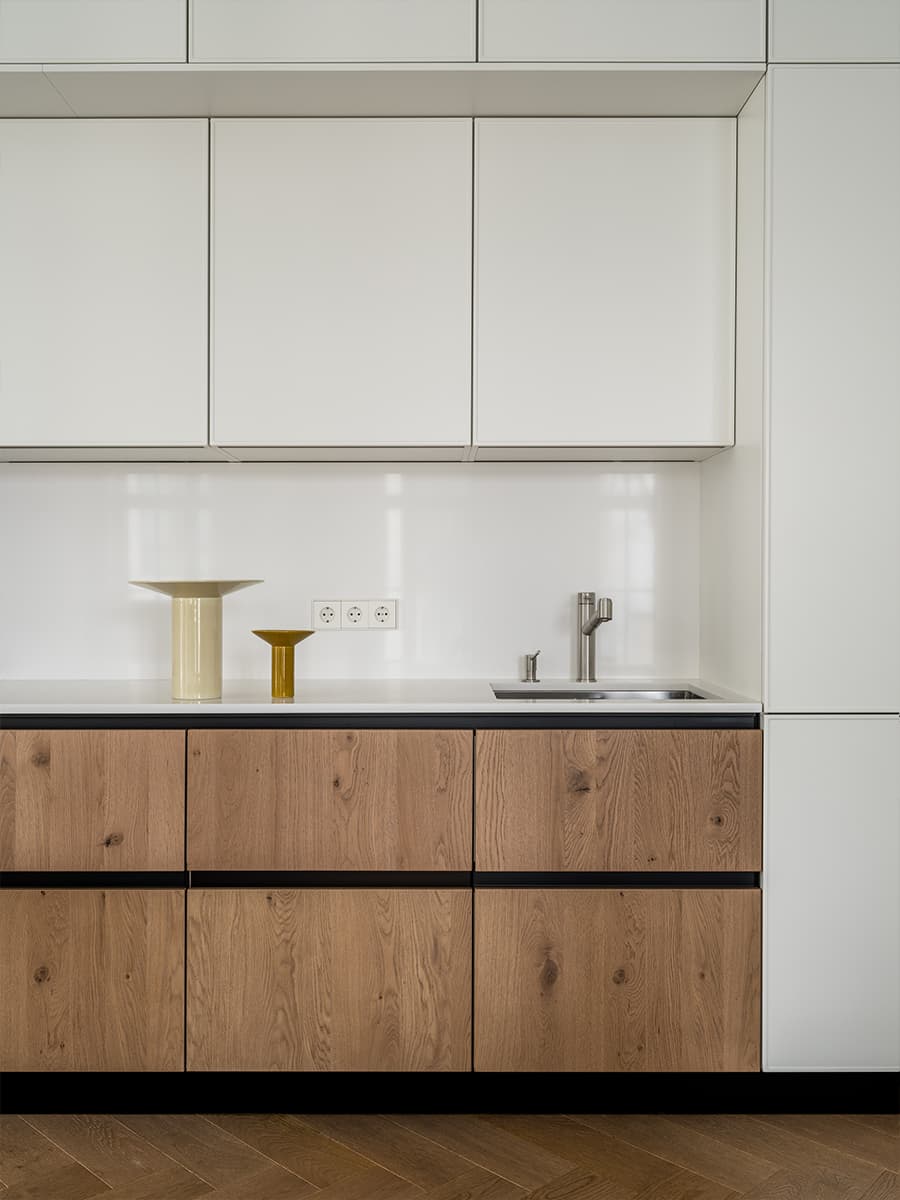 Парадный интерьер большой квартиры с арочными окнами — проект Натальи и Антона Петровых