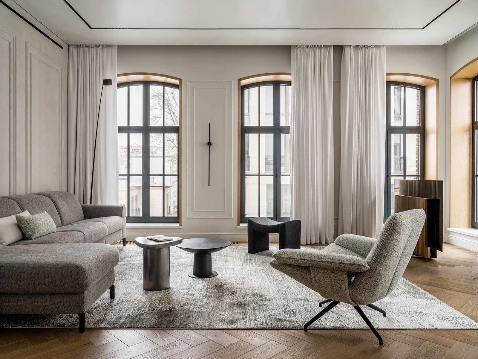 Парадный интерьер большой квартиры с арочными окнами — проект Натальи и Антона Петровых