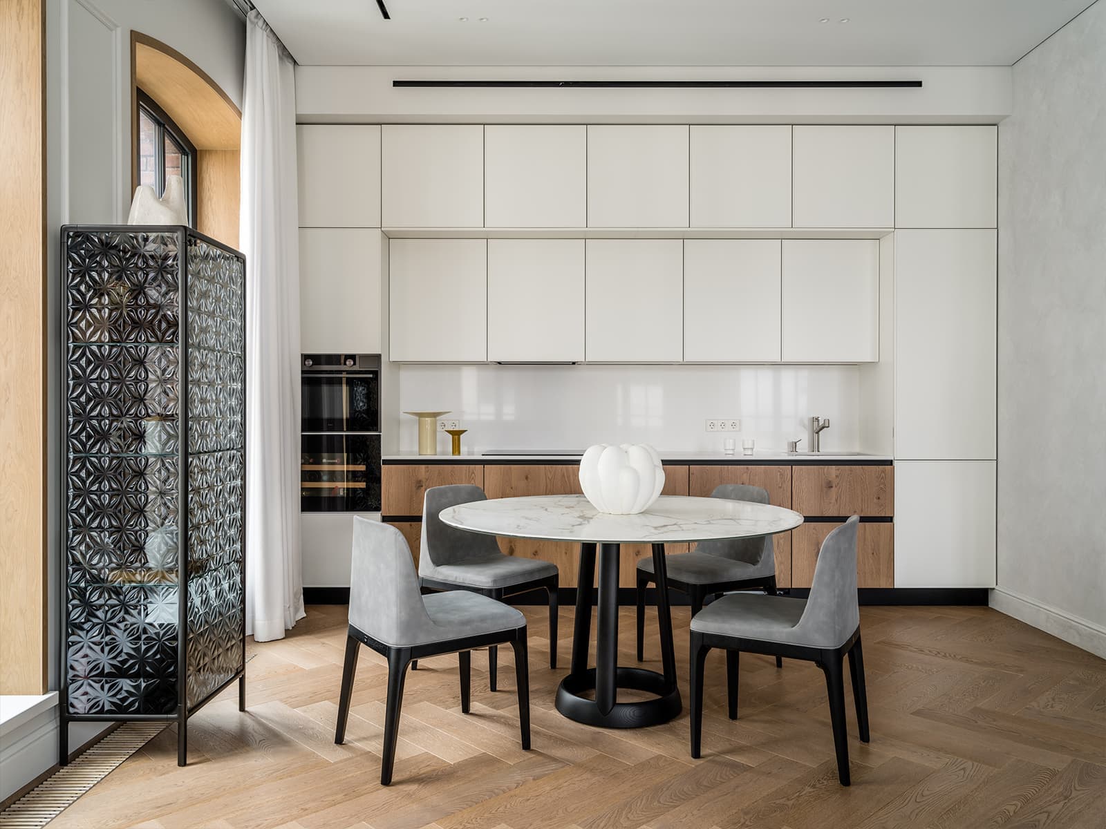 Парадный интерьер большой квартиры с арочными окнами — проект Натальи и Антона Петровых