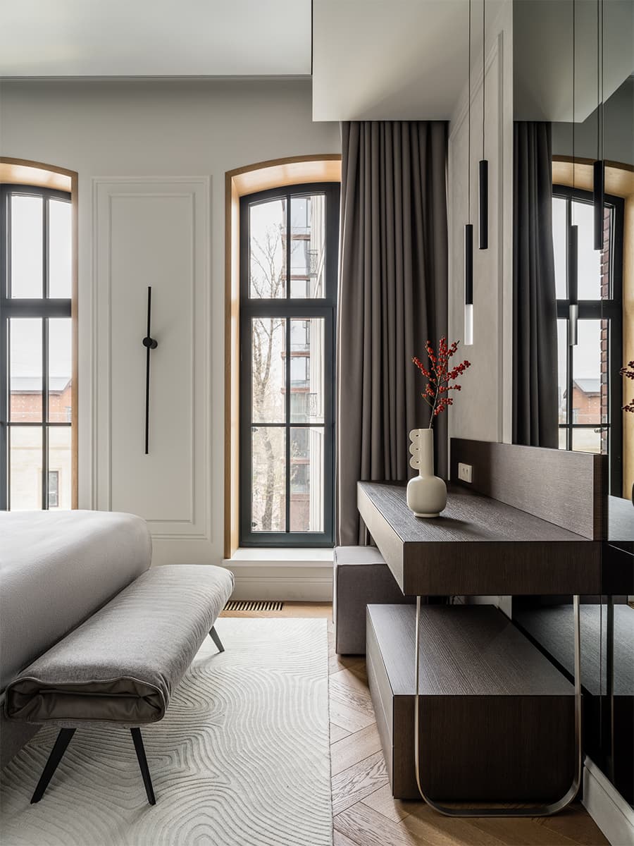 Парадный интерьер большой квартиры с арочными окнами — проект Натальи и Антона Петровых