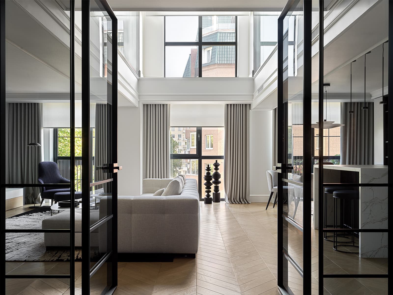 Элегантный интерьер семейных апартаментов в здании бывшей московской фабрики — проект Studio 25