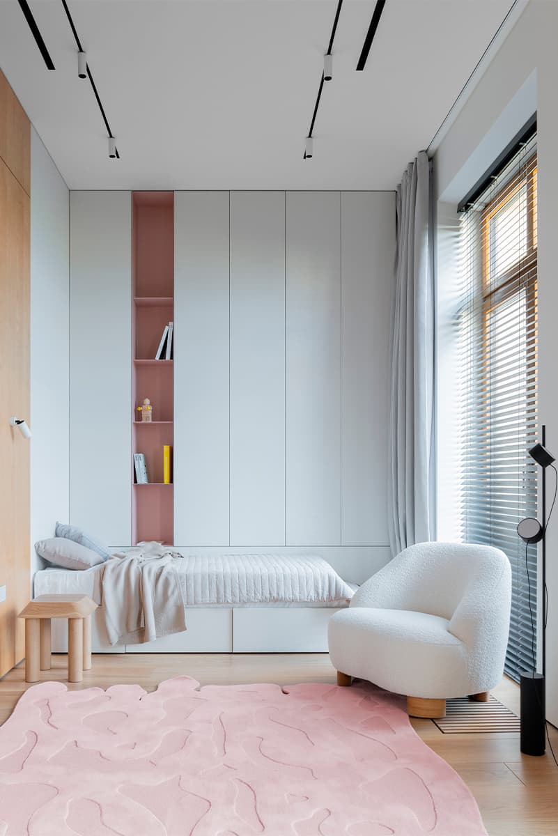 Интерьер просторной квартиры с террасой и кастомными объектами — проект DA Bureau