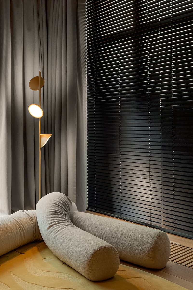 Интерьер просторной квартиры с террасой и кастомными объектами — проект DA Bureau