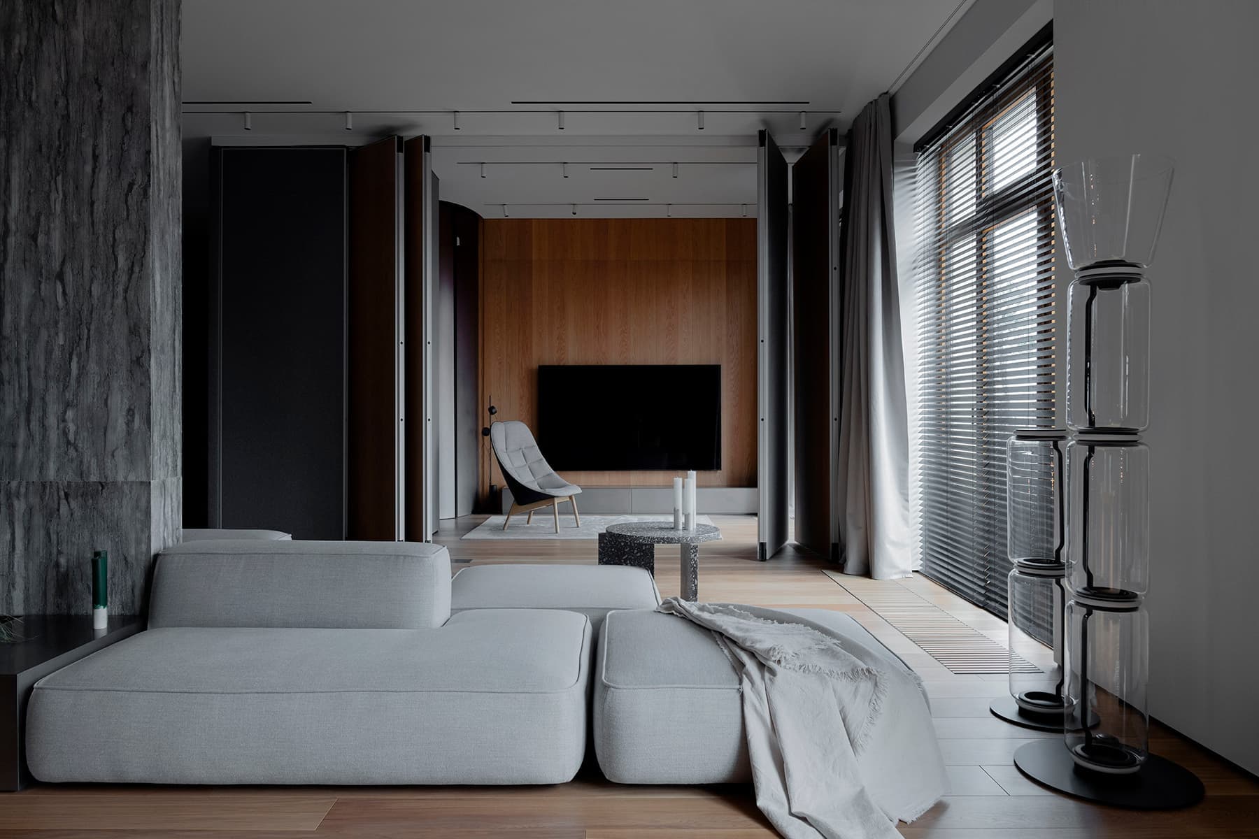 Интерьер просторной квартиры с террасой и кастомными объектами — проект DA Bureau