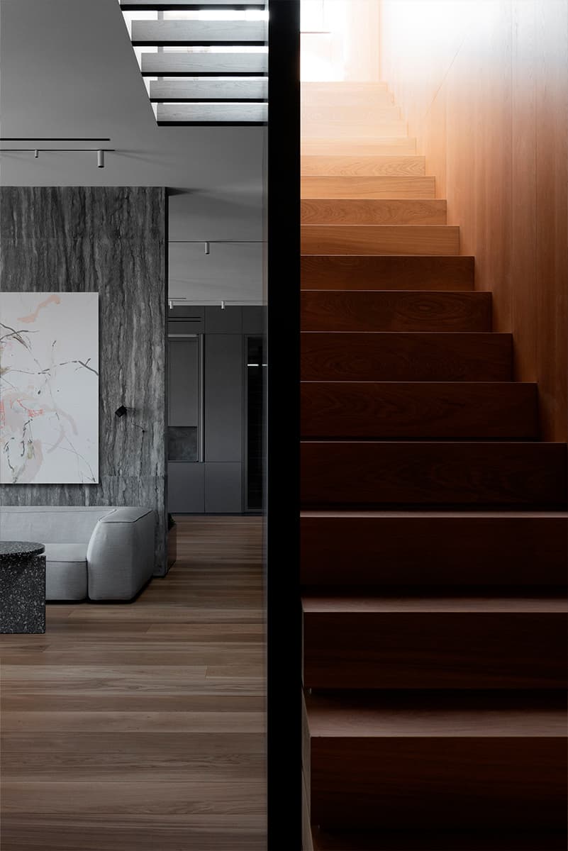 Интерьер просторной квартиры с террасой и кастомными объектами — проект DA Bureau