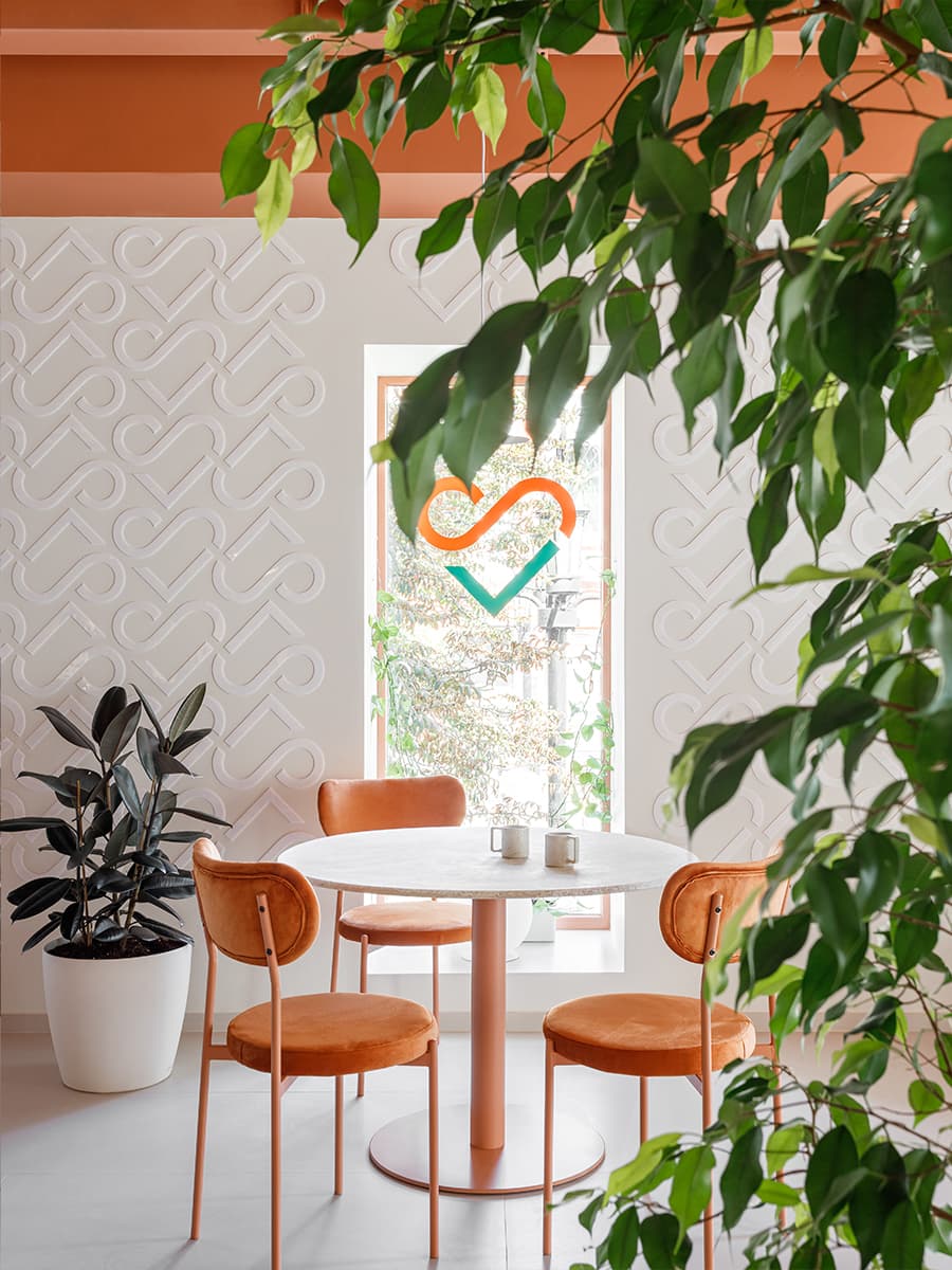 Любовь к природе и теплый оранжевый оттенок в интерьере кафе в Самаре – проект архитектурного бюро TYURIN+PARTNERS