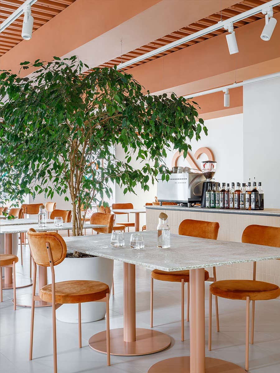 Любовь к природе и теплый оранжевый оттенок в интерьере кафе в Самаре – проект архитектурного бюро TYURIN+PARTNERS