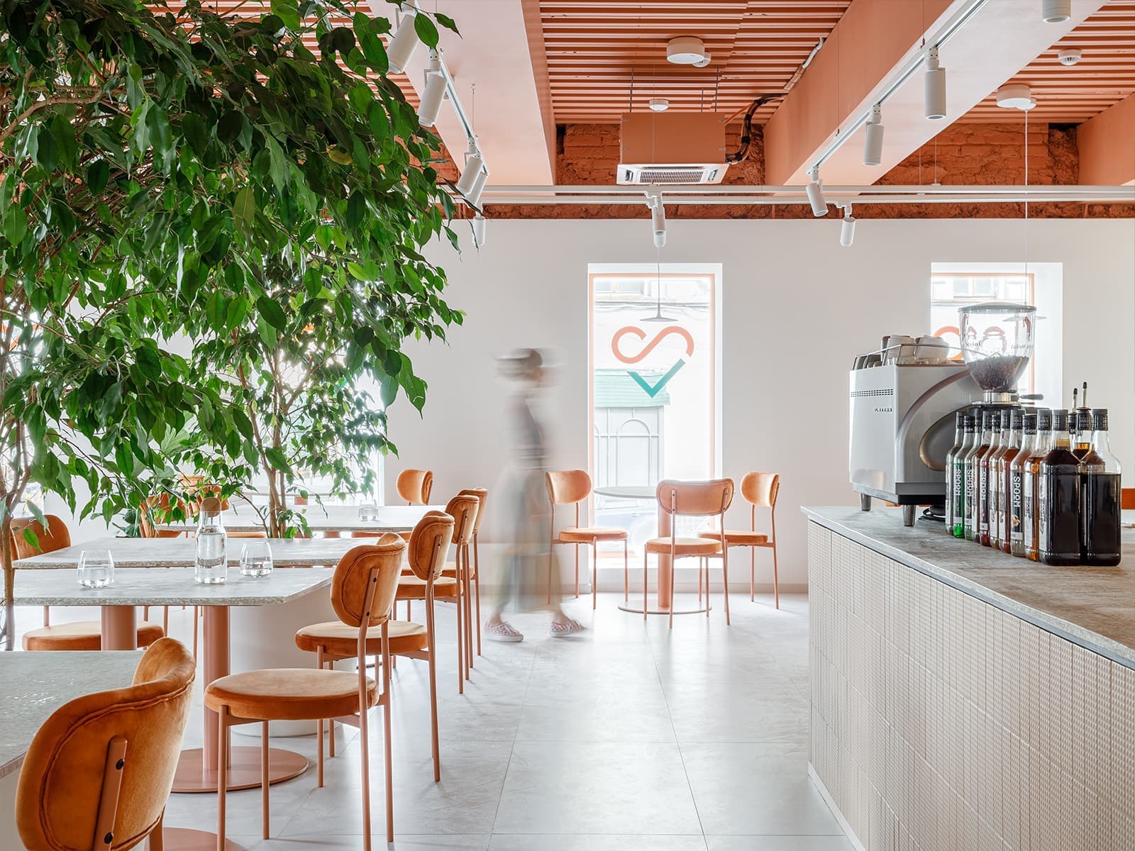 Любовь к природе и теплый оранжевый оттенок в интерьере кафе в Самаре – проект архитектурного бюро TYURIN+PARTNERS